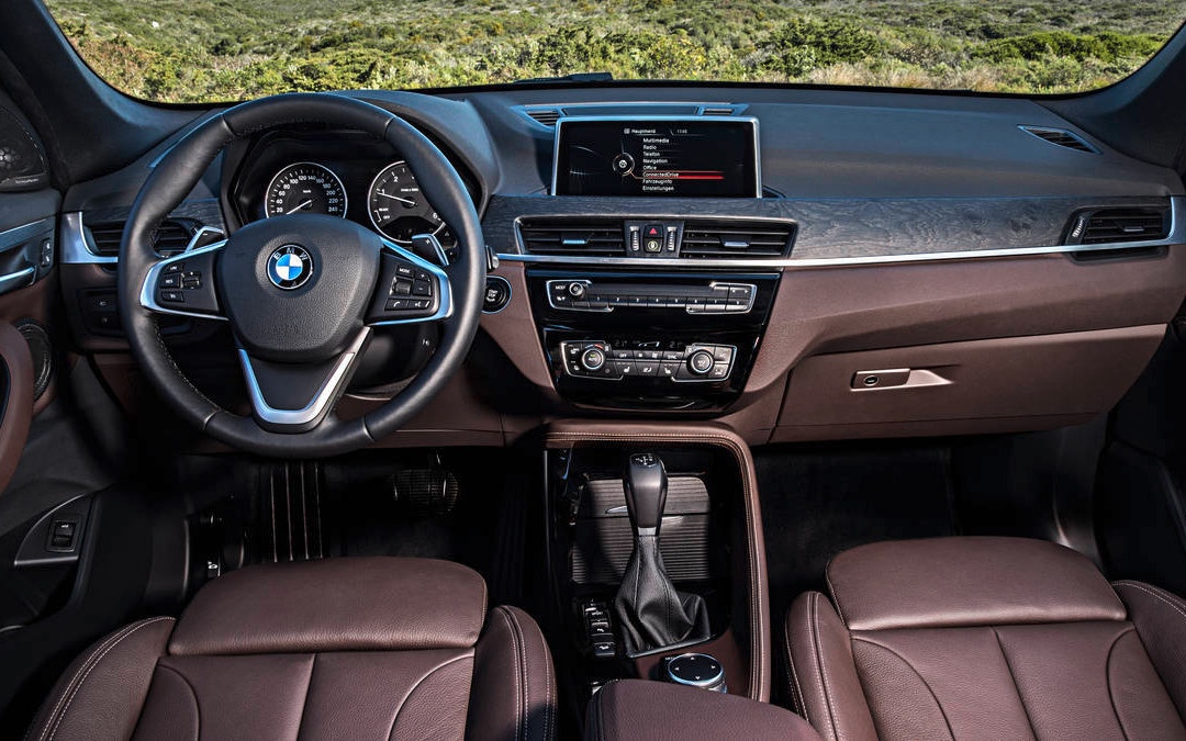 Comparison BMW X1 xDrive28i 2019 vs BMW X3 xDrive30i 2019 SUV Drive